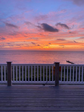 Waterfront Escape-Breweries, Vineyards n' Sunsets